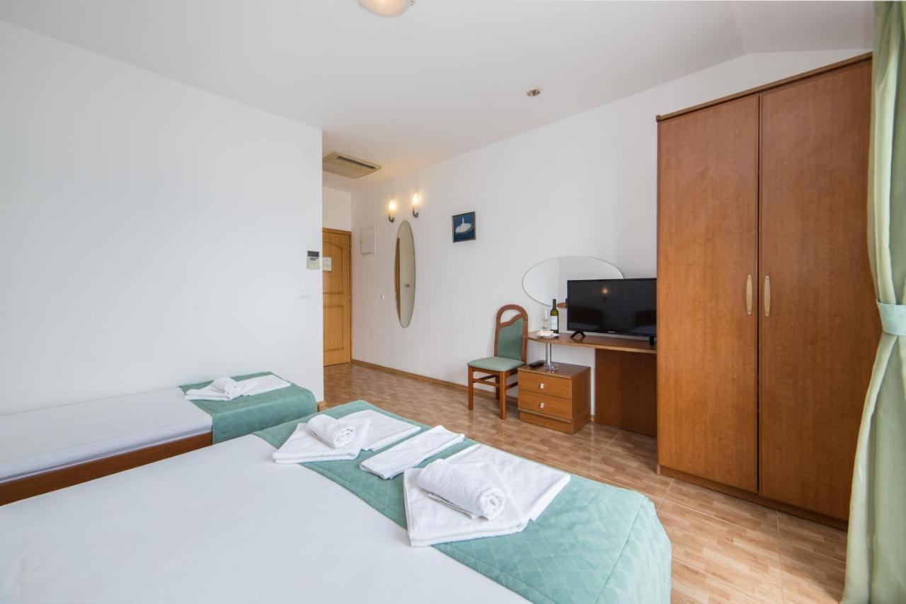Hotel Riva Brist Exterior foto